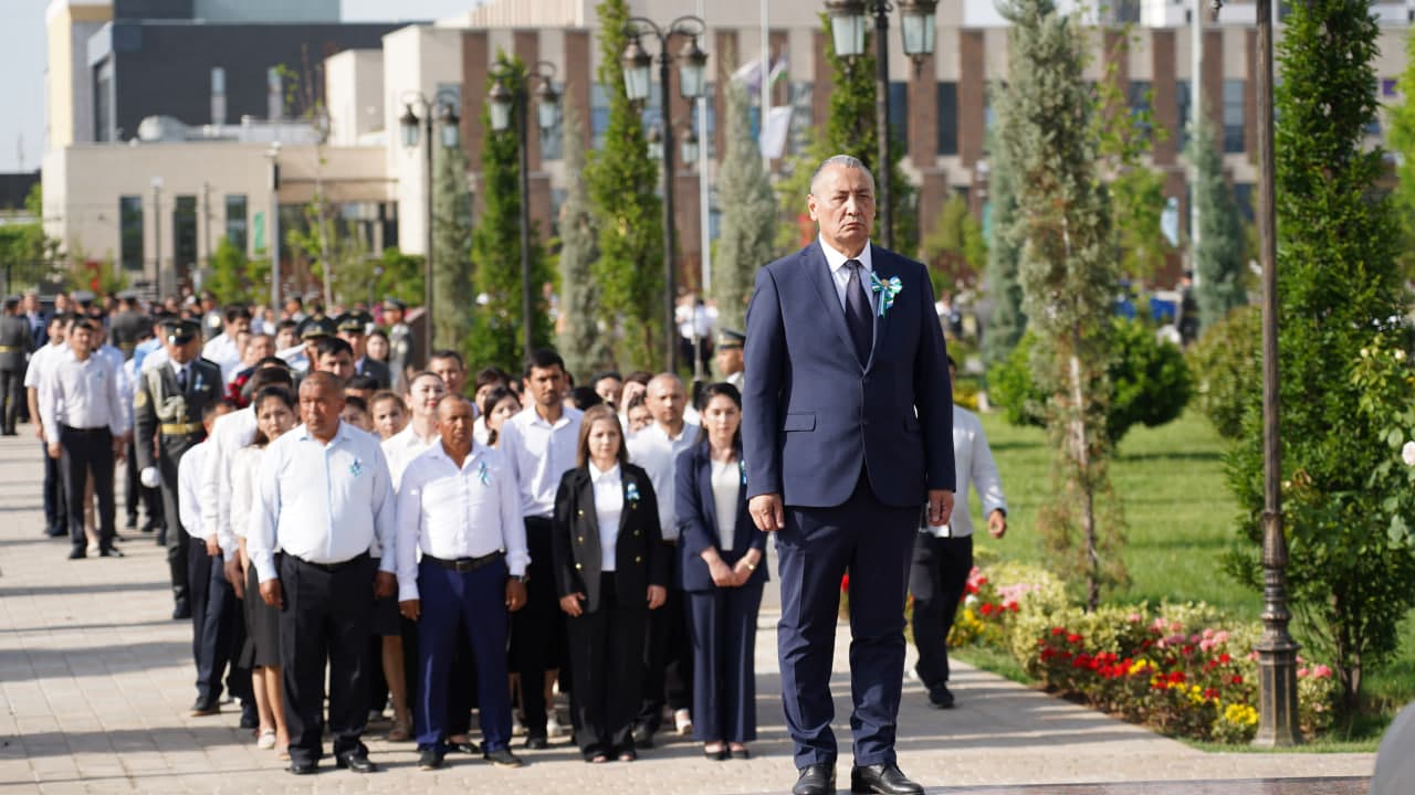 Azizlar xotirasiga ehtirom — Nurafshon shahrida "Matonat madhiyasi" yodgorlik majmuasiga gulchambarlar qo‘yildi