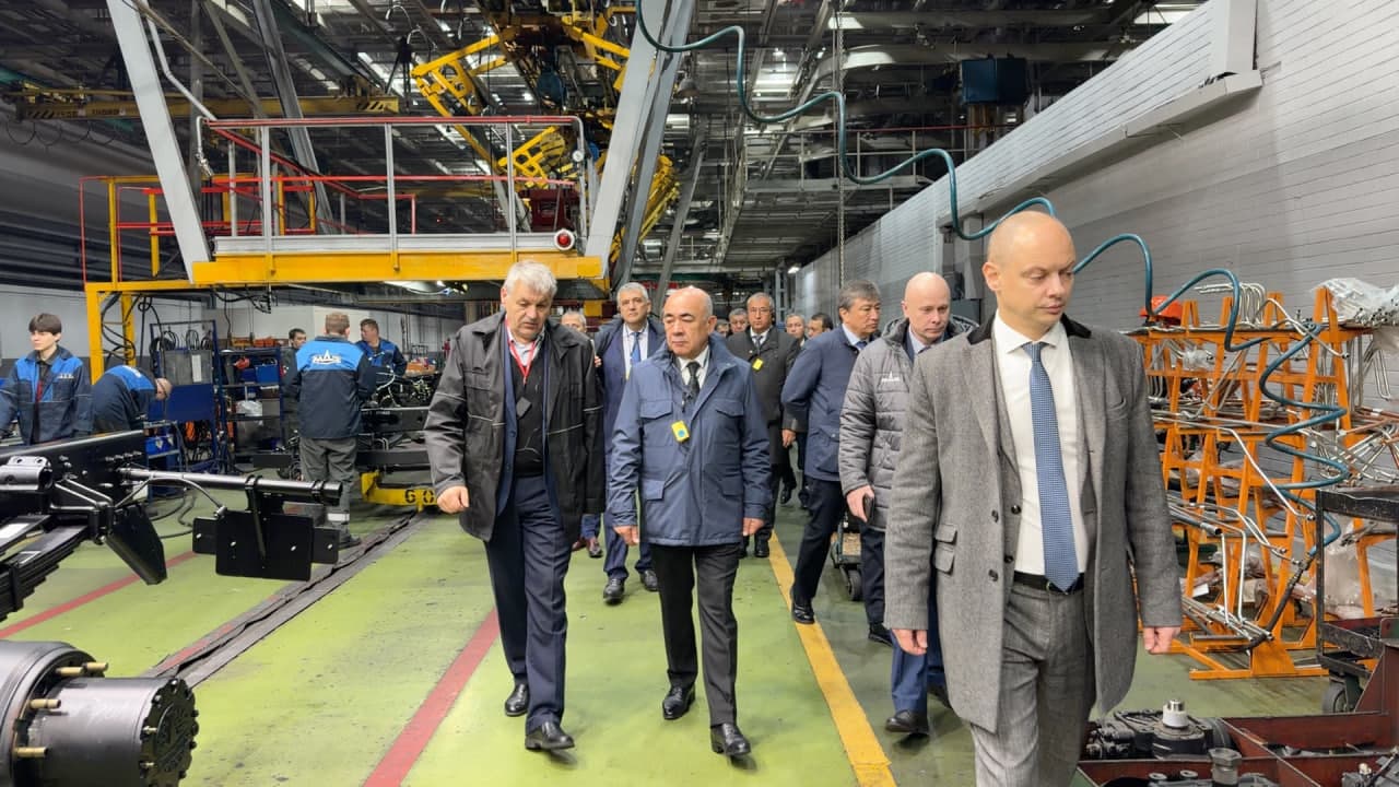 Minsk avtomobil zavodiga taşrif: sanoat kooperasiyasi va transport sohasida yangi istiqbolli qadamlar