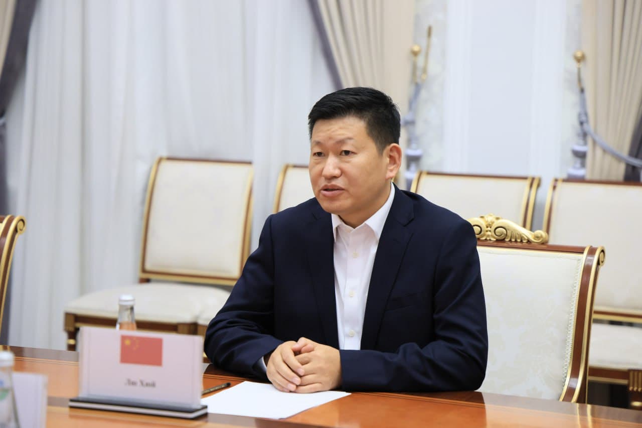 Вилоят ҳокими Хайрулло Бозоров вилоятимизда истиқболли лойиҳаларни амалга ошираётган ҳамда инвестиция киритишга қизиқиш билдираётган йирик хитойлик инвесторларни қабул қилди