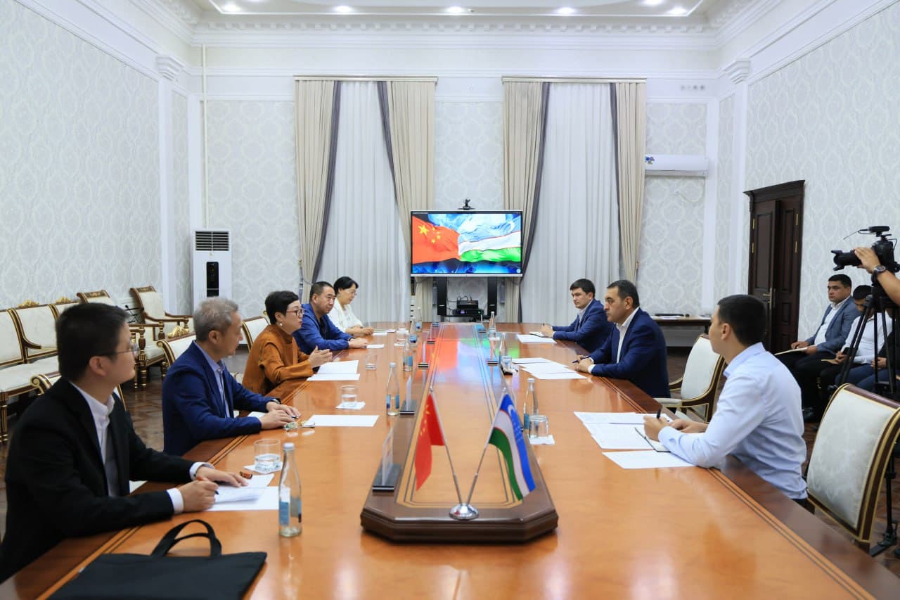 Вилоят ҳокими Хайрулло Бозоров вилоятимизда истиқболли лойиҳаларни амалга ошираётган ҳамда инвестиция киритишга қизиқиш билдираётган йирик хитойлик инвесторларни қабул қилди
