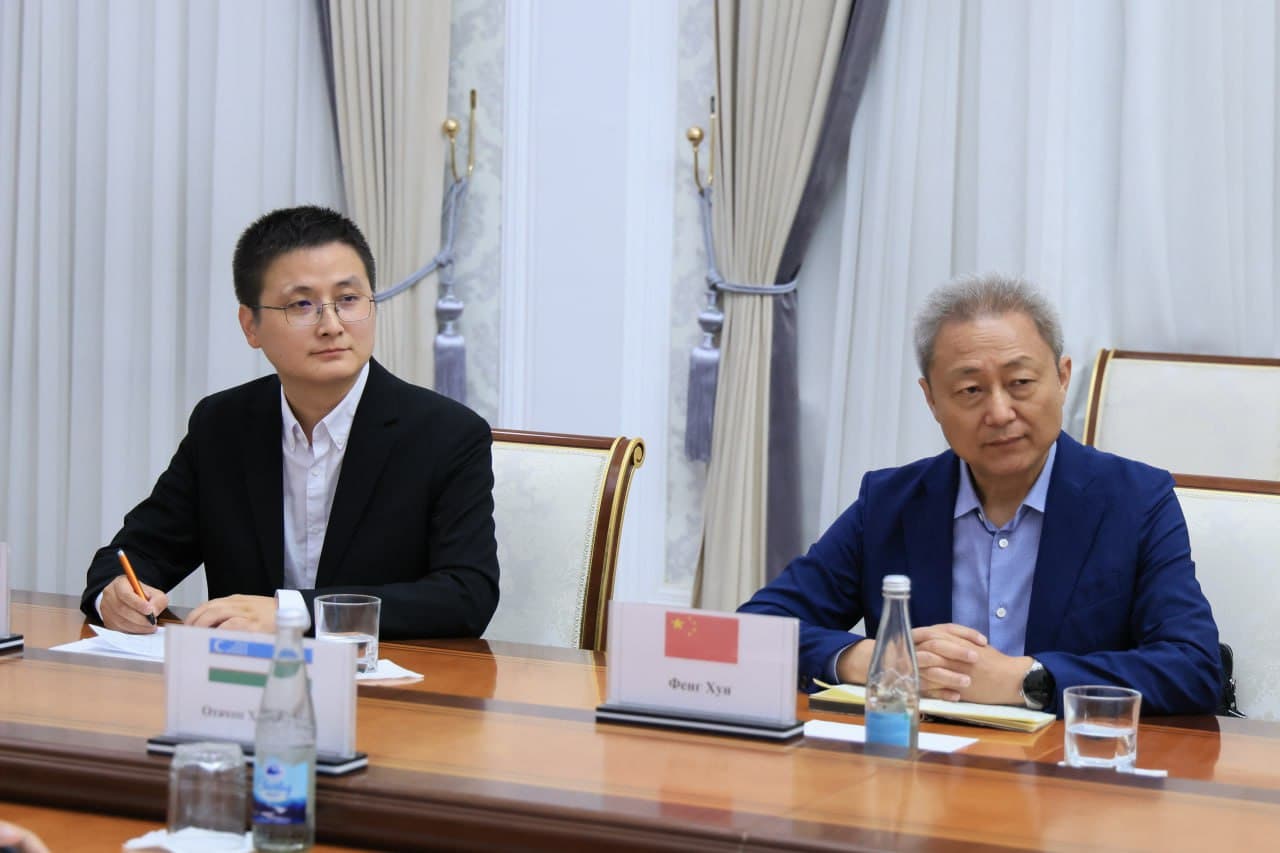 Вилоят ҳокими Хайрулло Бозоров вилоятимизда истиқболли лойиҳаларни амалга ошираётган ҳамда инвестиция киритишга қизиқиш билдираётган йирик хитойлик инвесторларни қабул қилди