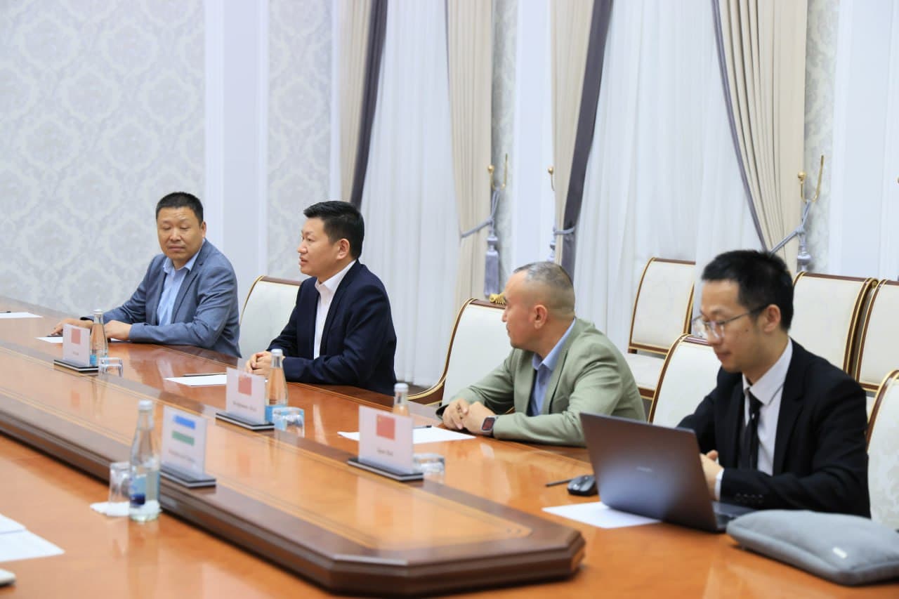 Вилоят ҳокими Хайрулло Бозоров вилоятимизда истиқболли лойиҳаларни амалга ошираётган ҳамда инвестиция киритишга қизиқиш билдираётган йирик хитойлик инвесторларни қабул қилди