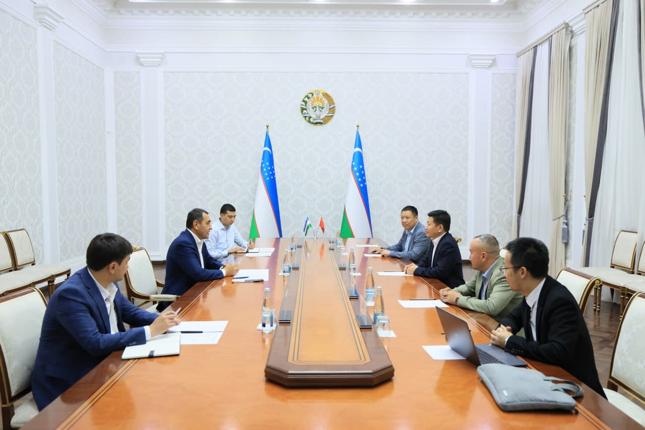 Вилоят ҳокими Хайрулло Бозоров вилоятимизда истиқболли лойиҳаларни амалга ошираётган ҳамда инвестиция киритишга қизиқиш билдираётган йирик хитойлик инвесторларни қабул қилди