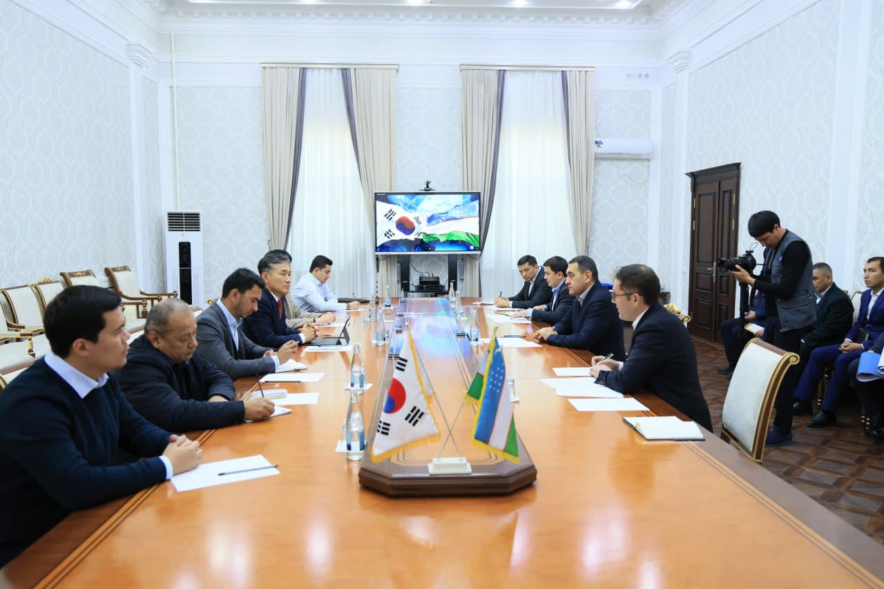 Viloyat hokimi Xayrullo Bozorov Koreya Respublikasining “Hansae Mobility” kompaniyasi katta ijrochi direktori Jong Day Vonni qabul qildi.