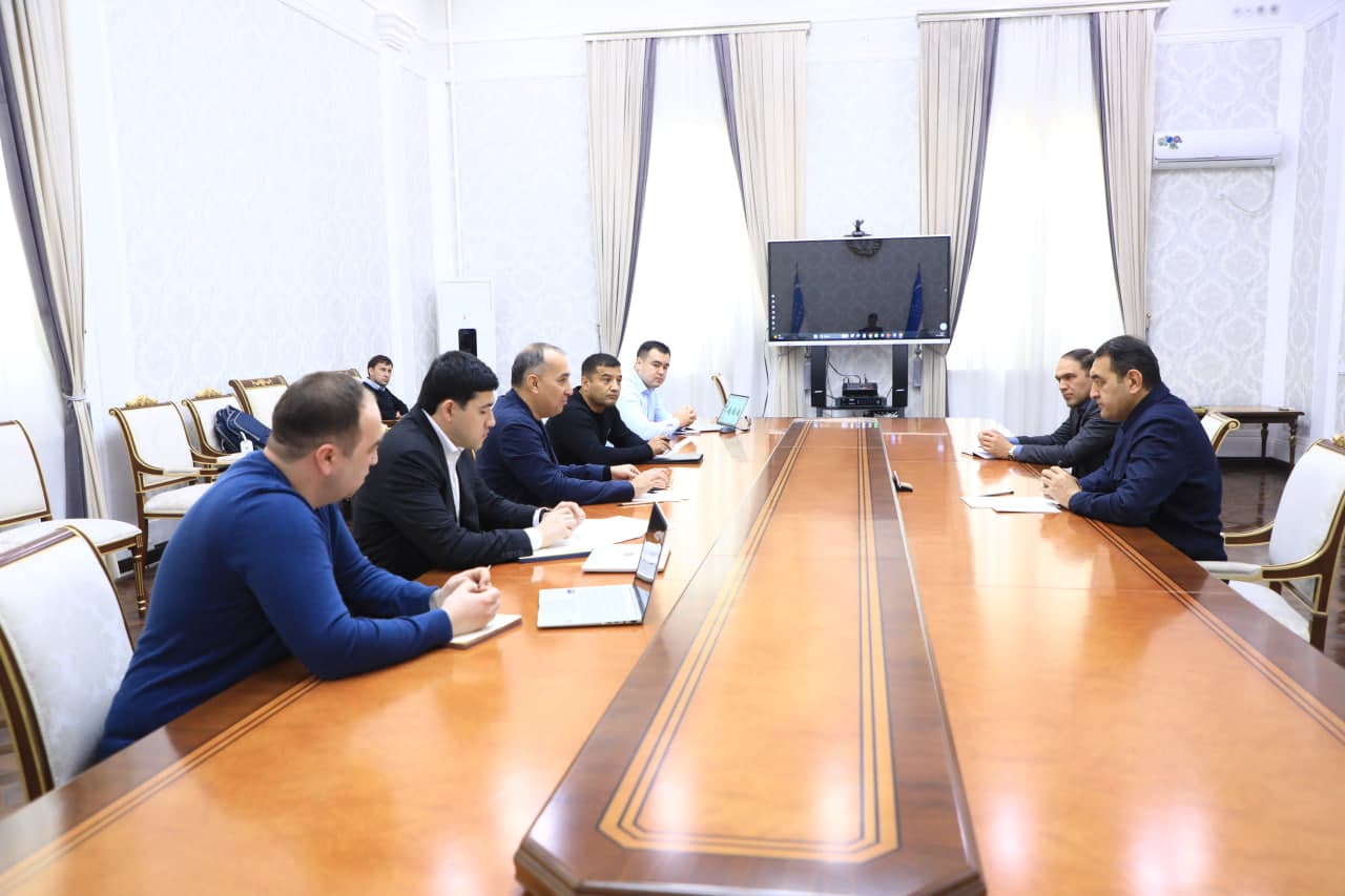 Вилоят ҳокими Хайрулло Бозоров “Ўзбеккосмос” агентлиги директори Шуҳрат Қoдиров бошчилигидаги делегацияни қабул қилди
