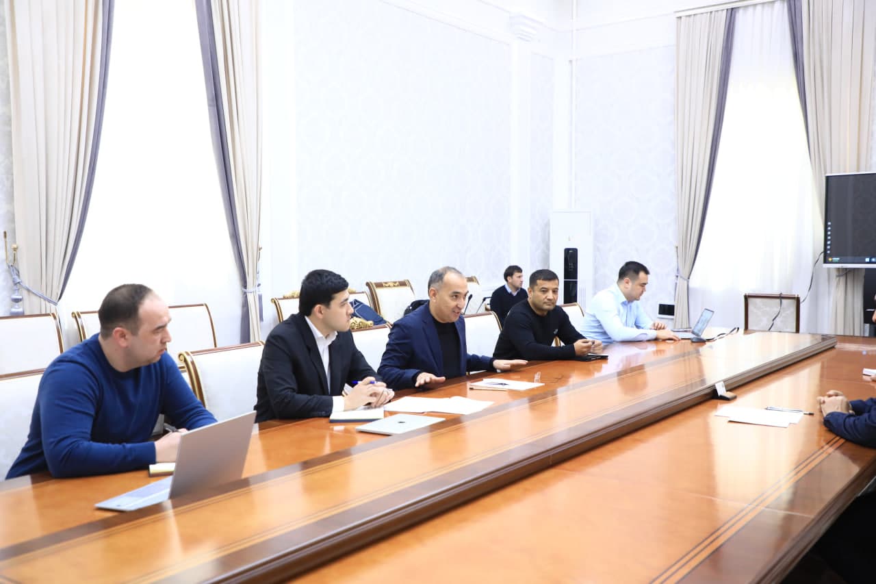 Вилоят ҳокими Хайрулло Бозоров “Ўзбеккосмос” агентлиги директори Шуҳрат Қoдиров бошчилигидаги делегацияни қабул қилди