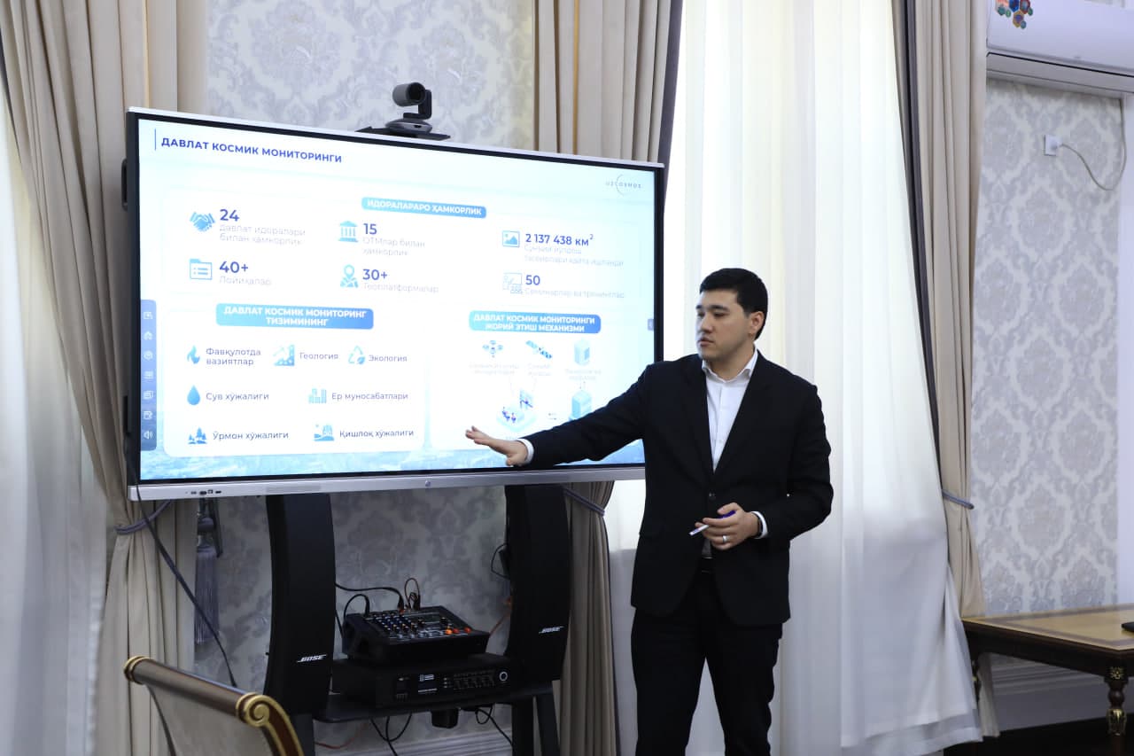 Вилоят ҳокими Хайрулло Бозоров “Ўзбеккосмос” агентлиги директори Шуҳрат Қoдиров бошчилигидаги делегацияни қабул қилди
