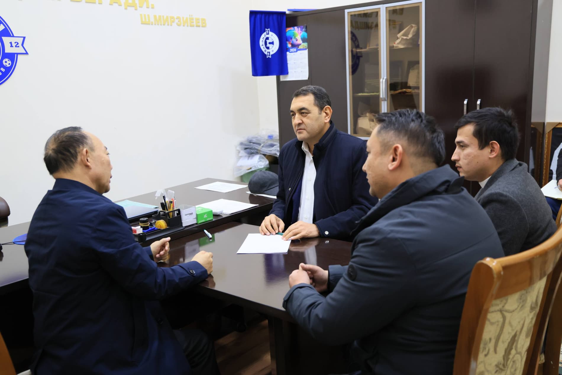 Қўқон шаҳрида вилоят ҳокими Хайрулло Бозоров Хитойнинг “Jiangsu Tonke Real Estate Co., Ltd” компанияси президенти Ян Бо ва унинг маҳаллий ҳамкорларини қабул қилди.