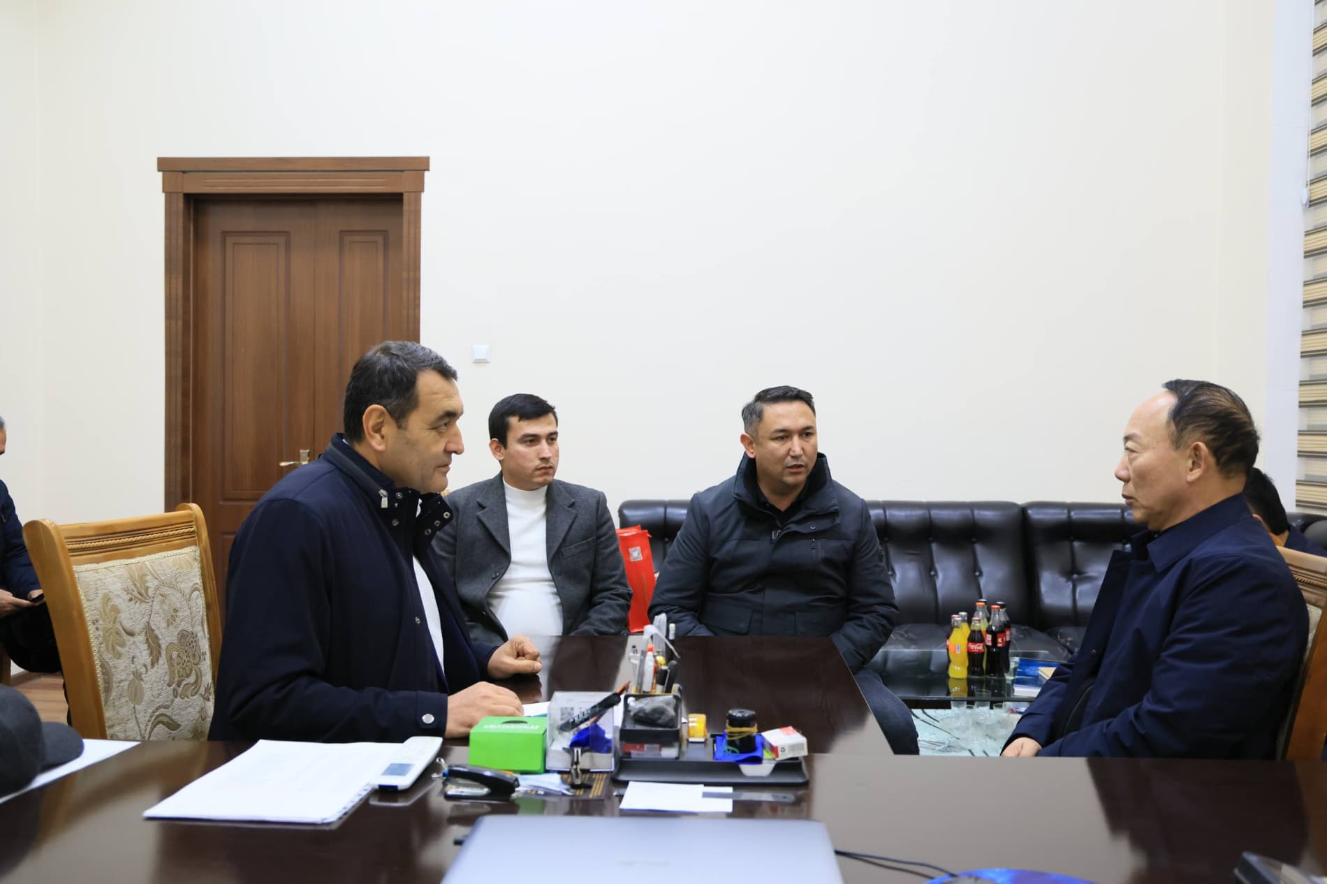 Қўқон шаҳрида вилоят ҳокими Хайрулло Бозоров Хитойнинг “Jiangsu Tonke Real Estate Co., Ltd” компанияси президенти Ян Бо ва унинг маҳаллий ҳамкорларини қабул қилди.