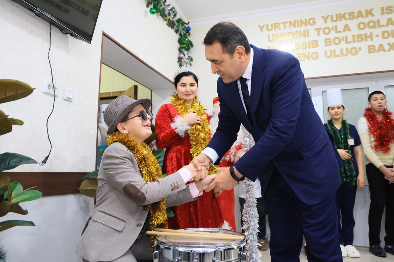 В Фергане воспитанникам интерната «Мурувват» торжественно вручили Президентские подарки