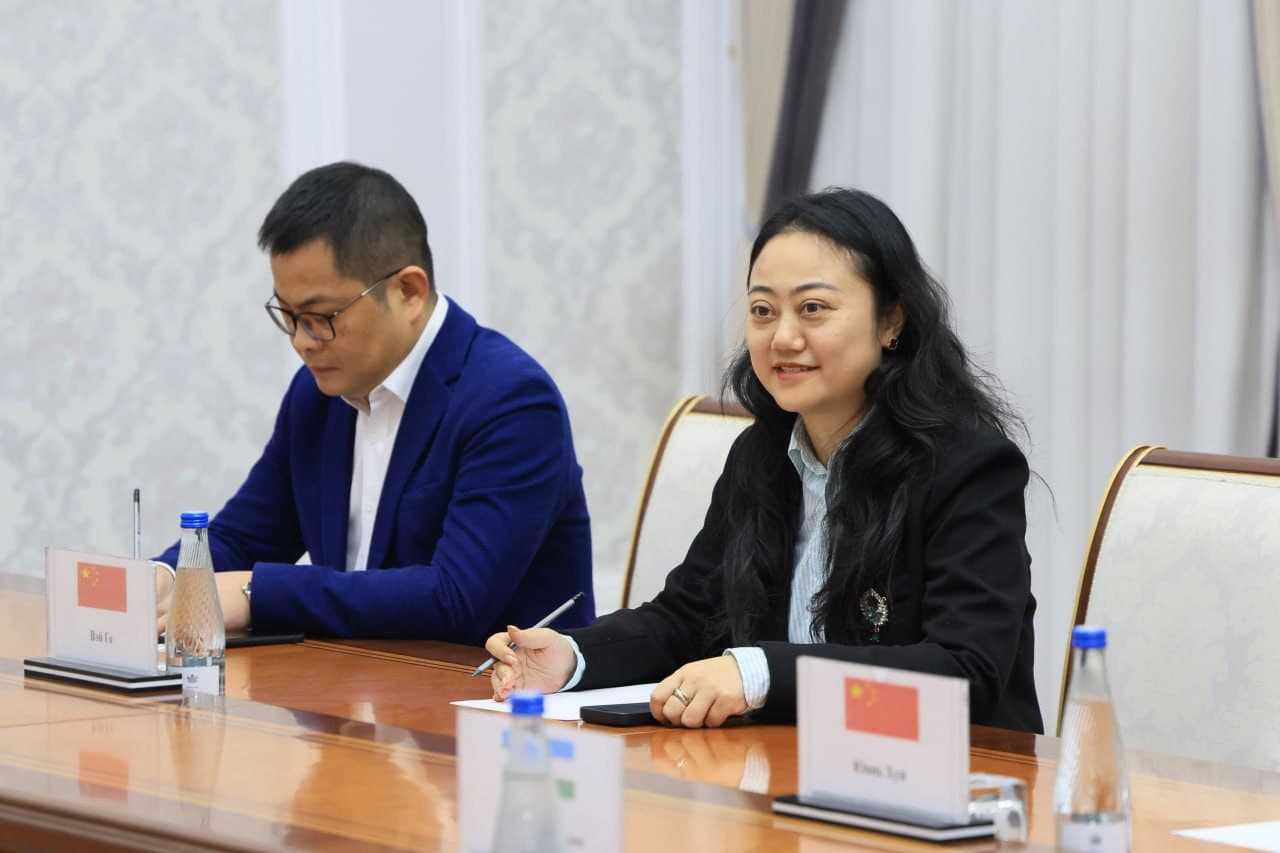 Хоким Ферганской области Хайрулло Бозоров принял делегацию во главе с председателем совета директоров китайской компании «Sichuan Xidian Power Construction Co., Ltd» Юань Хуном