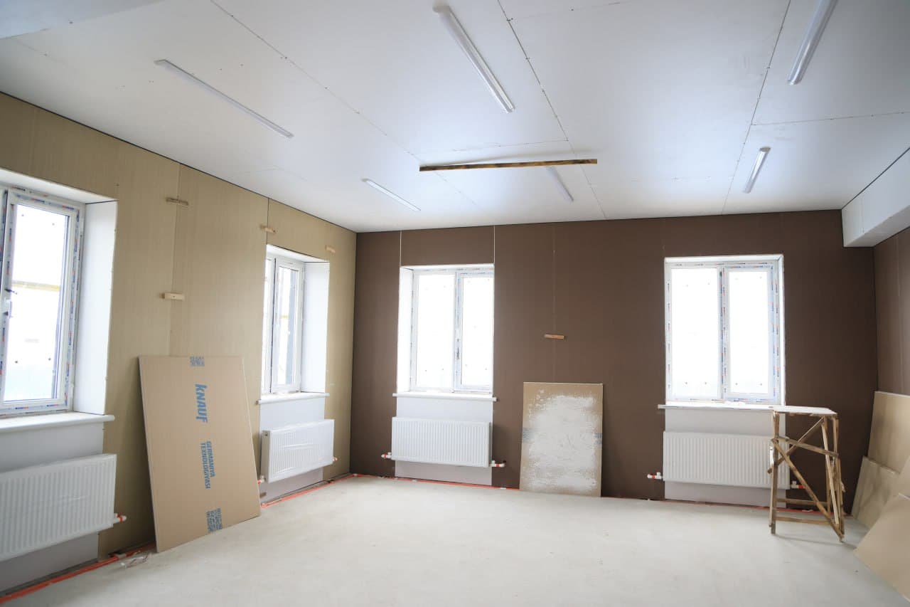 Хоким Ферганской области Хайрулло Бозоров посетил футбольную академию «Нефтчи», расположенную в городе Фергане, и ознакомился с ходом проводимых на данной территории строительных и ремонтных работ