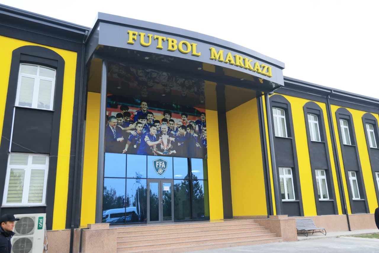 Хоким Ферганской области Хайрулло Бозоров посетил футбольную академию «Нефтчи», расположенную в городе Фергане, и ознакомился с ходом проводимых на данной территории строительных и ремонтных работ