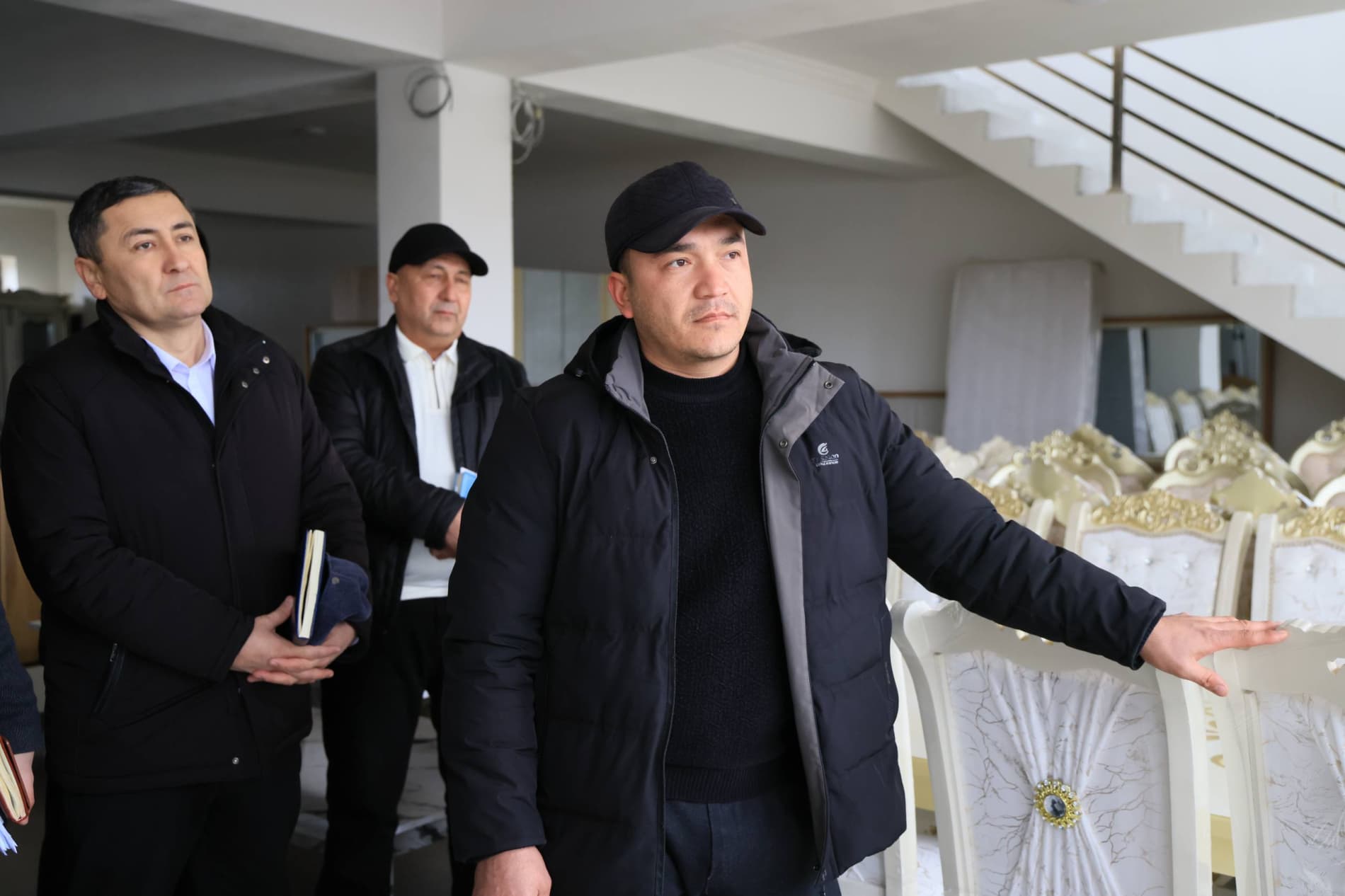 Viloyat hokimi Xayrullo Bozorov bugun Furqat tumanida bo‘lib, mahallalar hayoti, kambag‘allikni qisqartirish va aholi bandligini ta’minlash hamda investitsiya loyihalari bilan tanishdi