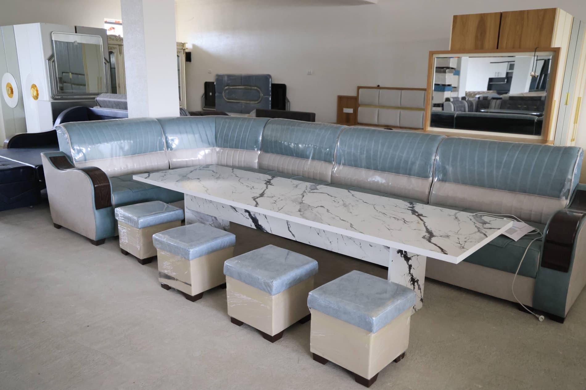 Viloyat hokimi Xayrullo Bozorov bugun Furqat tumanida bo‘lib, mahallalar hayoti, kambag‘allikni qisqartirish va aholi bandligini ta’minlash hamda investitsiya loyihalari bilan tanishdi