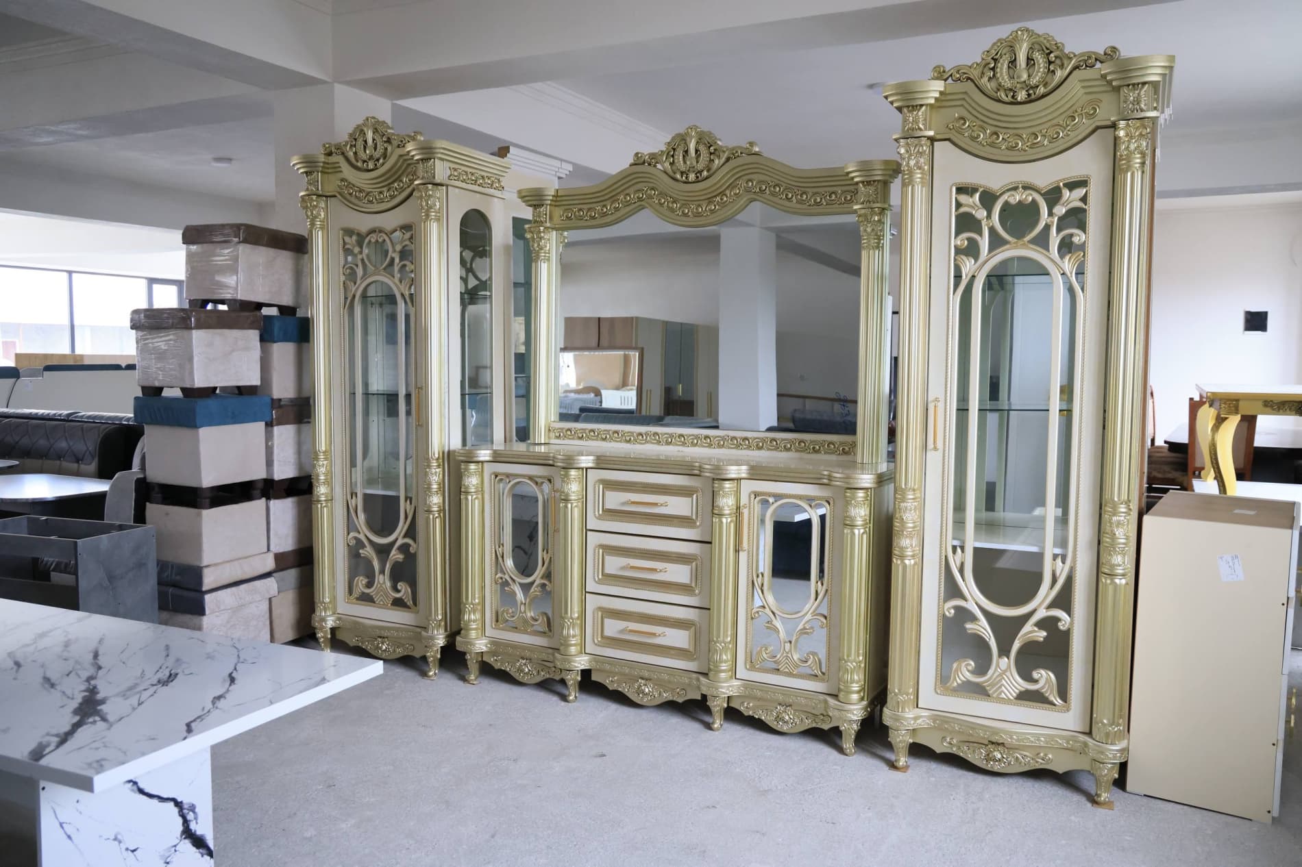 Viloyat hokimi Xayrullo Bozorov bugun Furqat tumanida bo‘lib, mahallalar hayoti, kambag‘allikni qisqartirish va aholi bandligini ta’minlash hamda investitsiya loyihalari bilan tanishdi