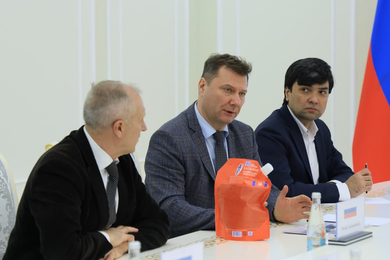 Хоким Ферганской области Хайрулло Бозоров сегодня принял делегацию во главе с председателем Исполнительного комитета Совета по сотрудничеству в области топливно-энергетического комплекса СНГ Геннадием Бессоновым