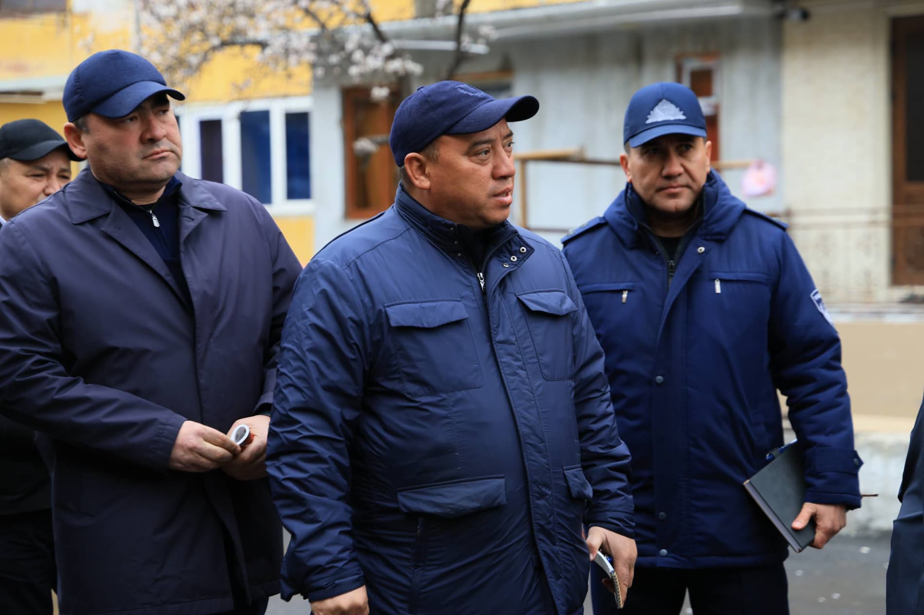 Viloyat hokimi Xayrullo Bozorov bugun Qo‘qon shahridagi Muqimiy ko‘chasi hamda Bo‘ston MFY hududida yong‘in sodir bo‘lgan ko‘p qavatli uylarni borib ko‘rdi