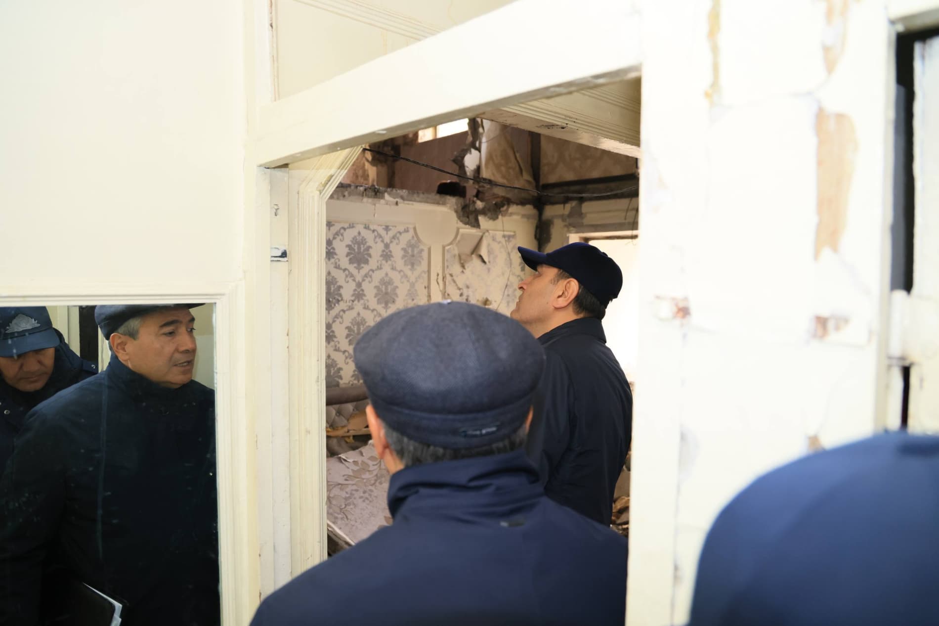 Viloyat hokimi Xayrullo Bozorov bugun Qo‘qon shahridagi Muqimiy ko‘chasi hamda Bo‘ston MFY hududida yong‘in sodir bo‘lgan ko‘p qavatli uylarni borib ko‘rdi