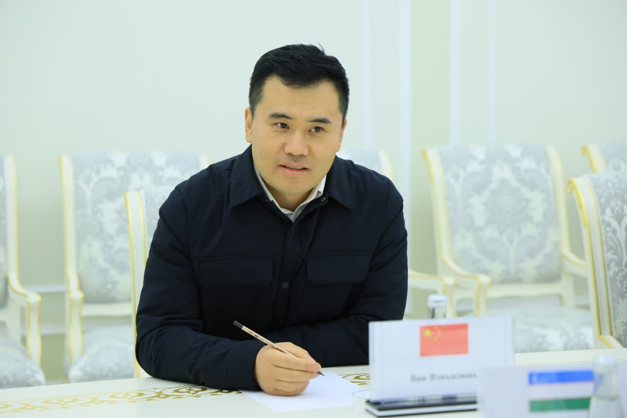 Хоким Ферганской области Хайрулло Бозоров принял делегацию китайской компании «Xiangyang Tenglong Automobile Co., Ltd.» во главе с председателем правления Ван Вэньцзюнем