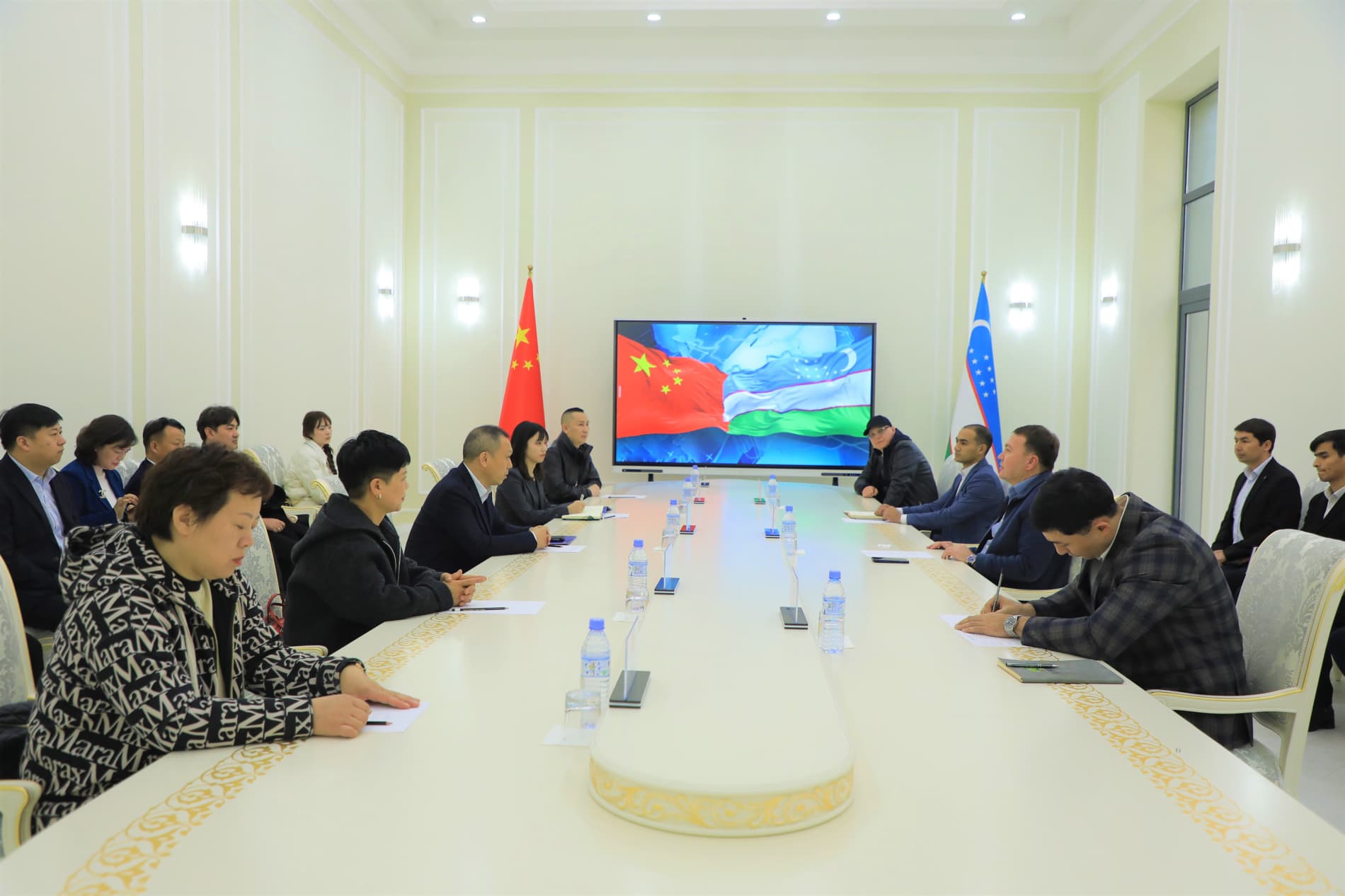 Вилоят ҳокимининг ўринбосари Нуриддин Мамажонов вилоятимизда истиқболли инвестиция лойиҳаларини амалга оширишни режалаштираётган хитойлик инвесторлар гуруҳи билан учрашув ўтказди