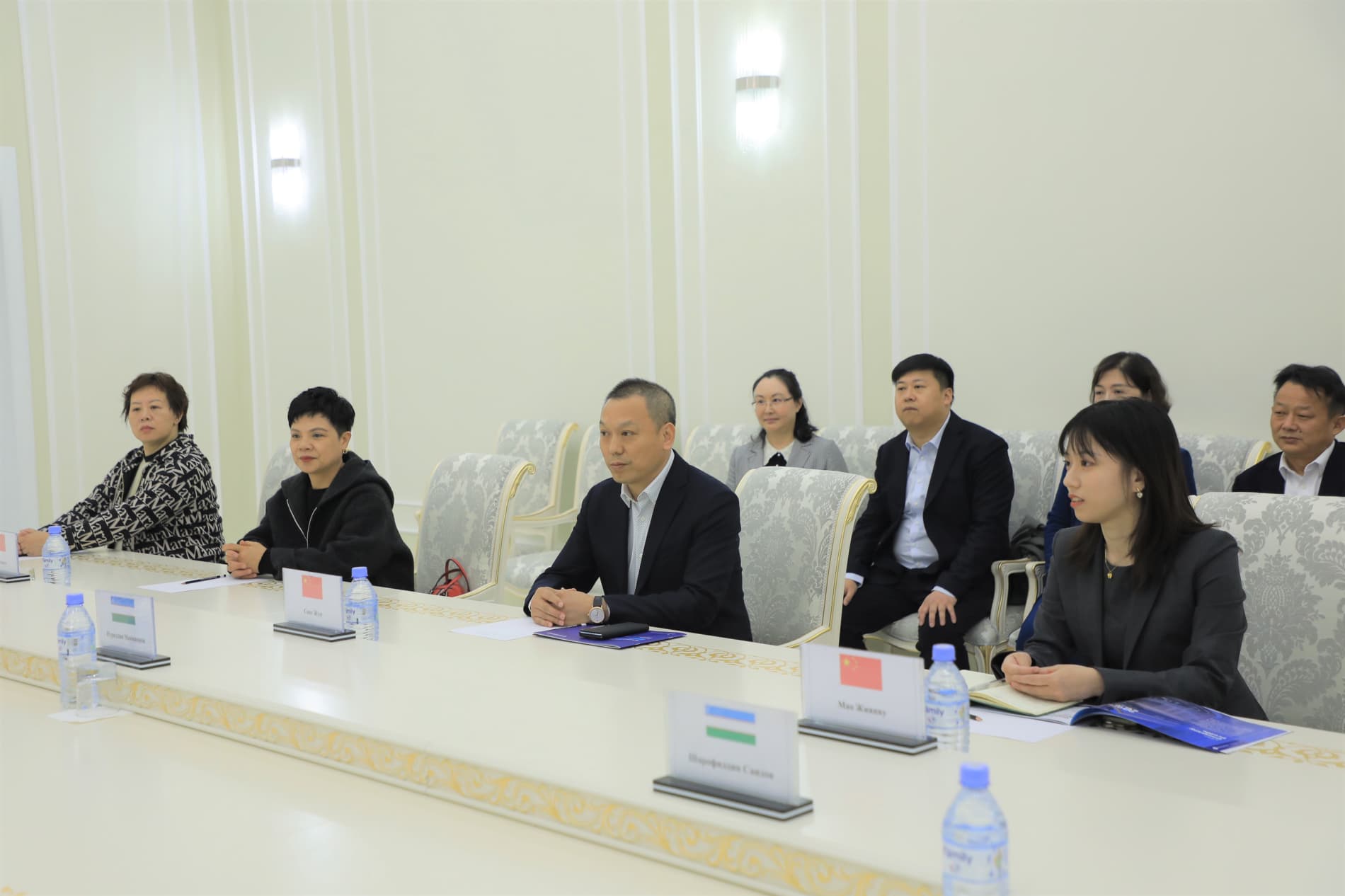 Вилоят ҳокимининг ўринбосари Нуриддин Мамажонов вилоятимизда истиқболли инвестиция лойиҳаларини амалга оширишни режалаштираётган хитойлик инвесторлар гуруҳи билан учрашув ўтказди