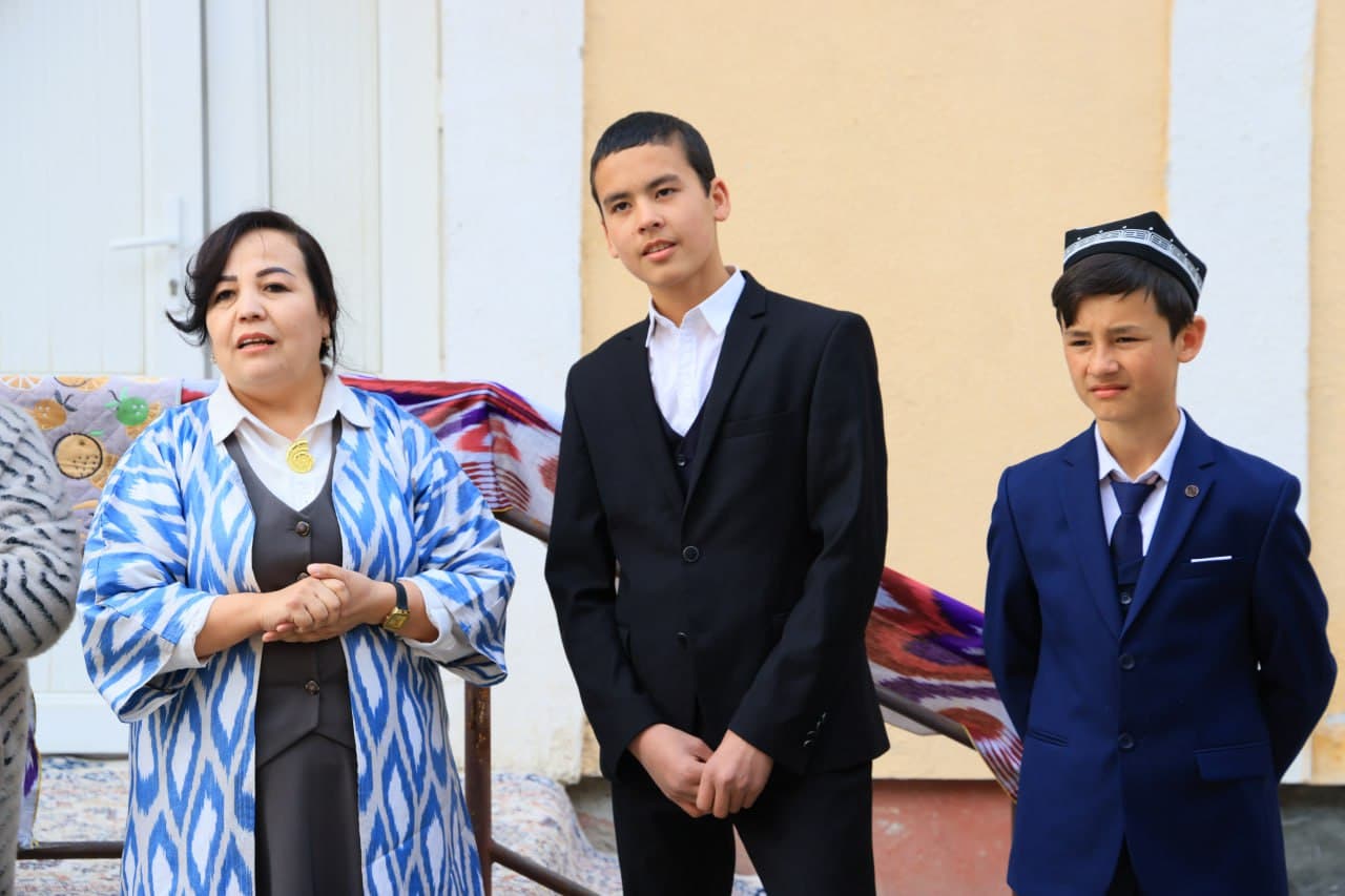 Viloyat hokimi Xayrullo Bozorov Yoshlar kuni tadbirlari doirasida Farg‘ona tumanidagi “Baxtli kelajak sari qadam” nomli oilaviy bolalar uyida bo‘ldi