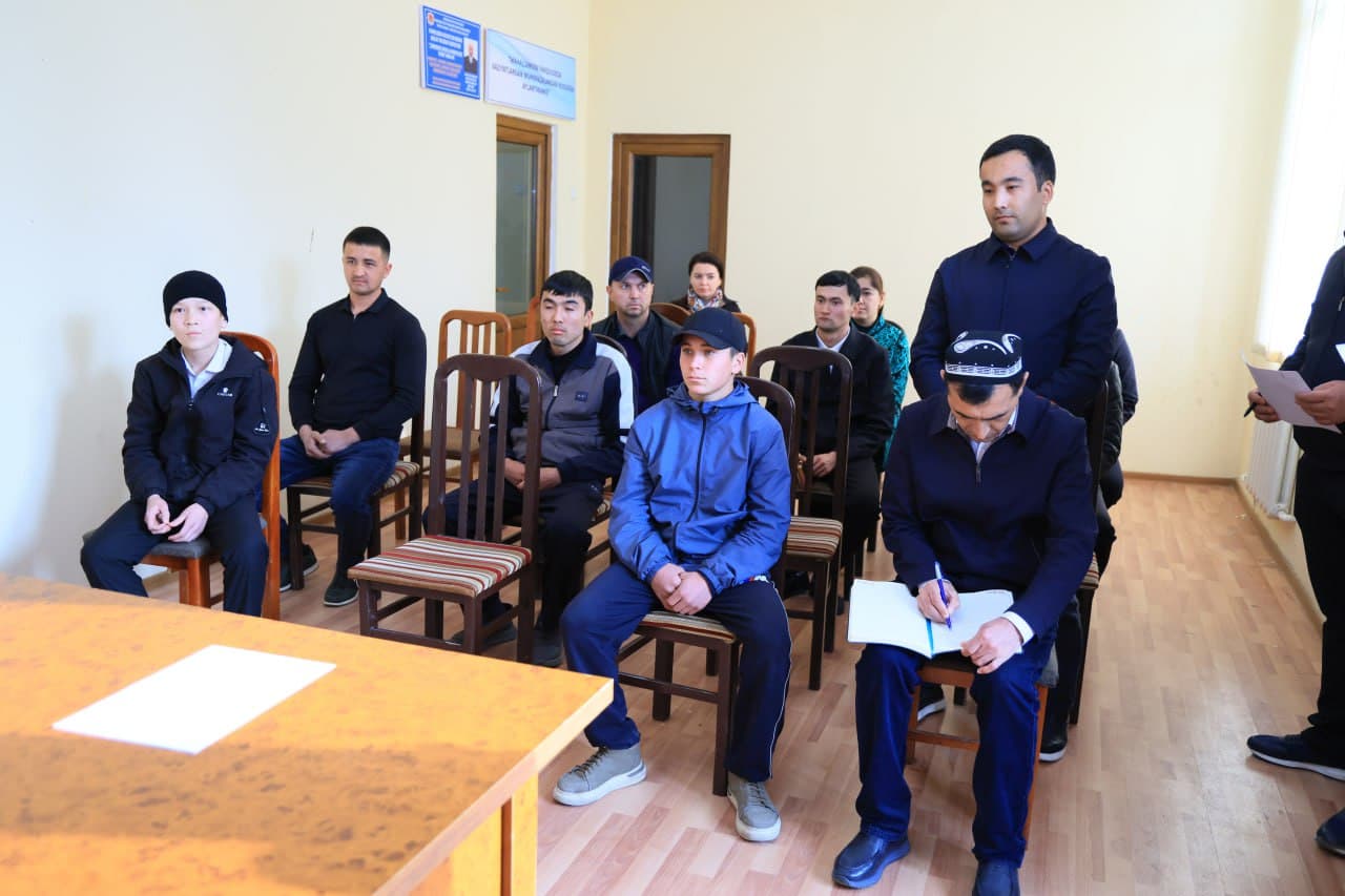 Viloyat hokimi Xayrullo Bozorov bugun Farg‘ona tumanidagi Yangi asr MFYda o‘ziga biriktirilgan yoshlar bilan uchrashdi