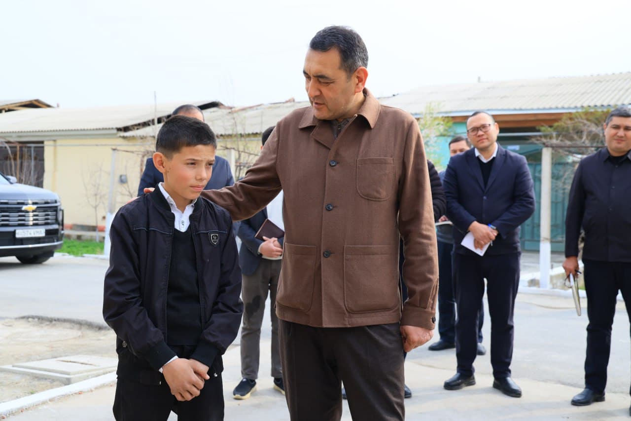 Viloyat hokimi ijtimoiy tarmoqlarda jamoatchilik e’tiboriga tushgan maktab o‘quvchisi bilan uchrashdi