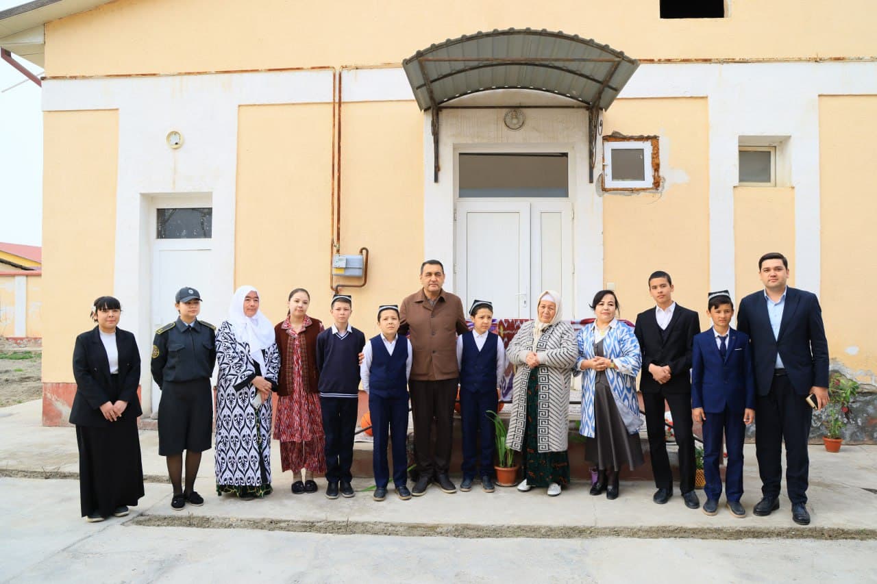 Viloyat hokimi Xayrullo Bozorov Yoshlar kuni tadbirlari doirasida Farg‘ona tumanidagi “Baxtli kelajak sari qadam” nomli oilaviy bolalar uyida bo‘ldi