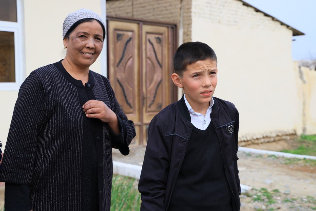 Viloyat hokimi ijtimoiy tarmoqlarda jamoatchilik e’tiboriga tushgan maktab o‘quvchisi bilan uchrashdi