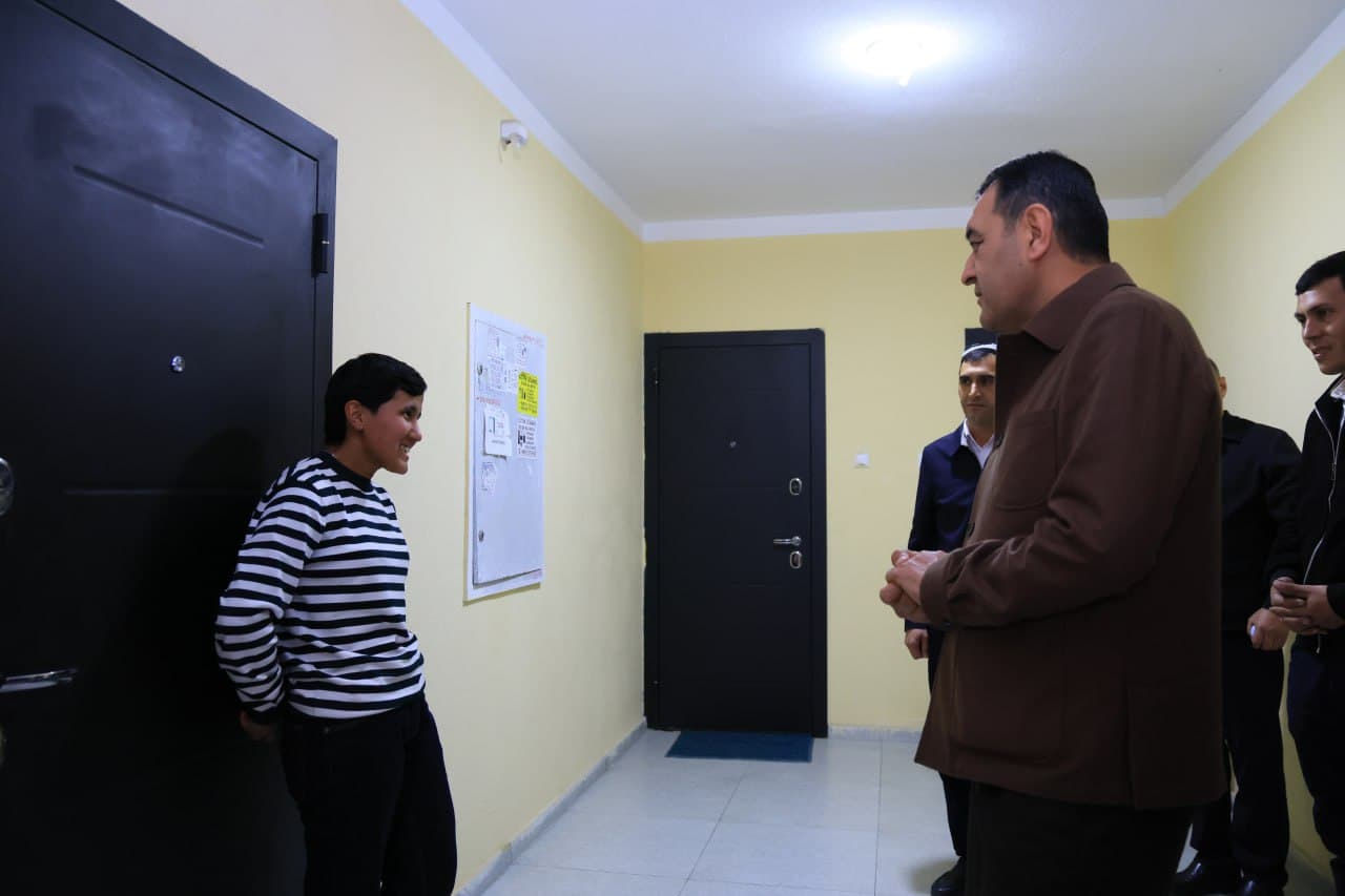 Viloyat hokimi Xayrullo Bozorov bugun Farg‘ona tumanidagi Yangi asr MFYda o‘ziga biriktirilgan yoshlar bilan uchrashdi