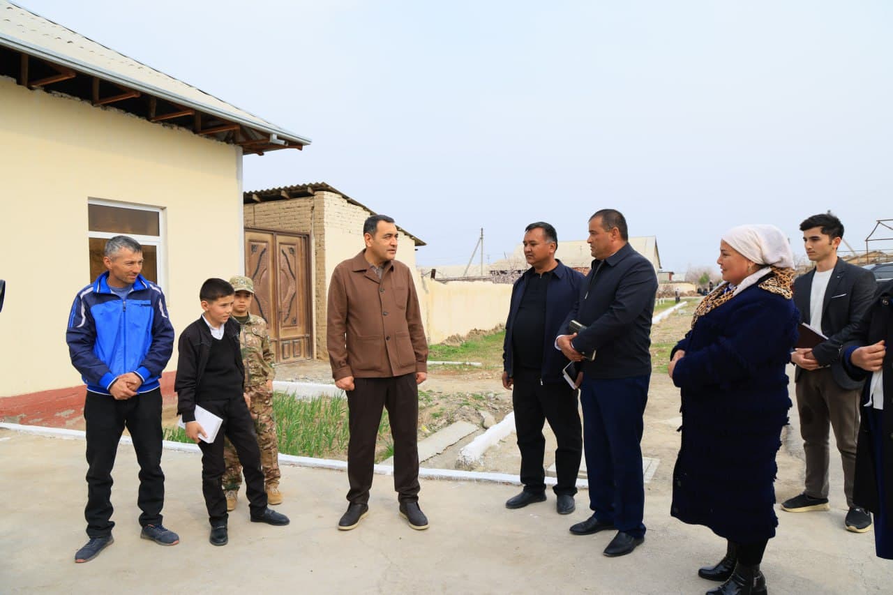 Viloyat hokimi ijtimoiy tarmoqlarda jamoatchilik e’tiboriga tushgan maktab o‘quvchisi bilan uchrashdi