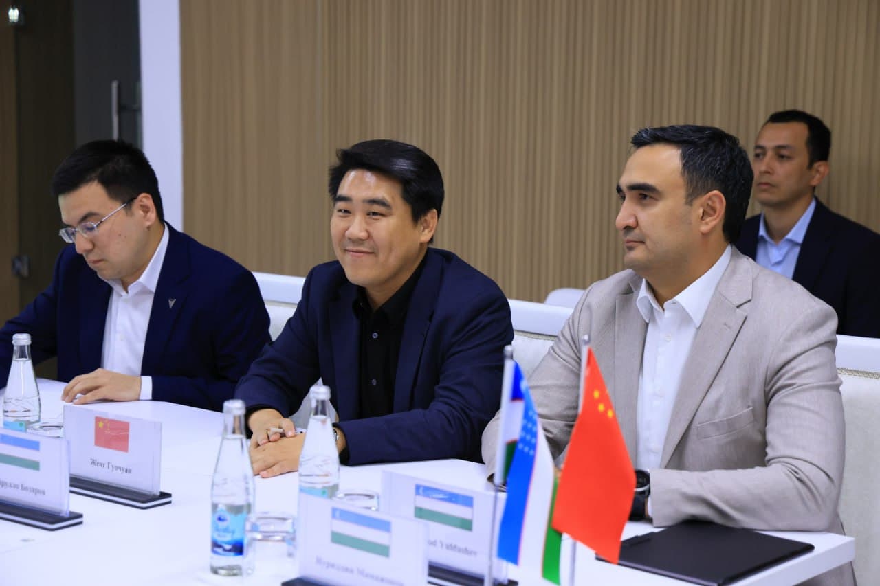 Viloyat hokimi Xayrullo Bozorov Xitoyning “Runking Automotive Group” kompaniyasi direktori Jeng Guochuan boshchiligidagi delegatsiya bilan uchrashdi