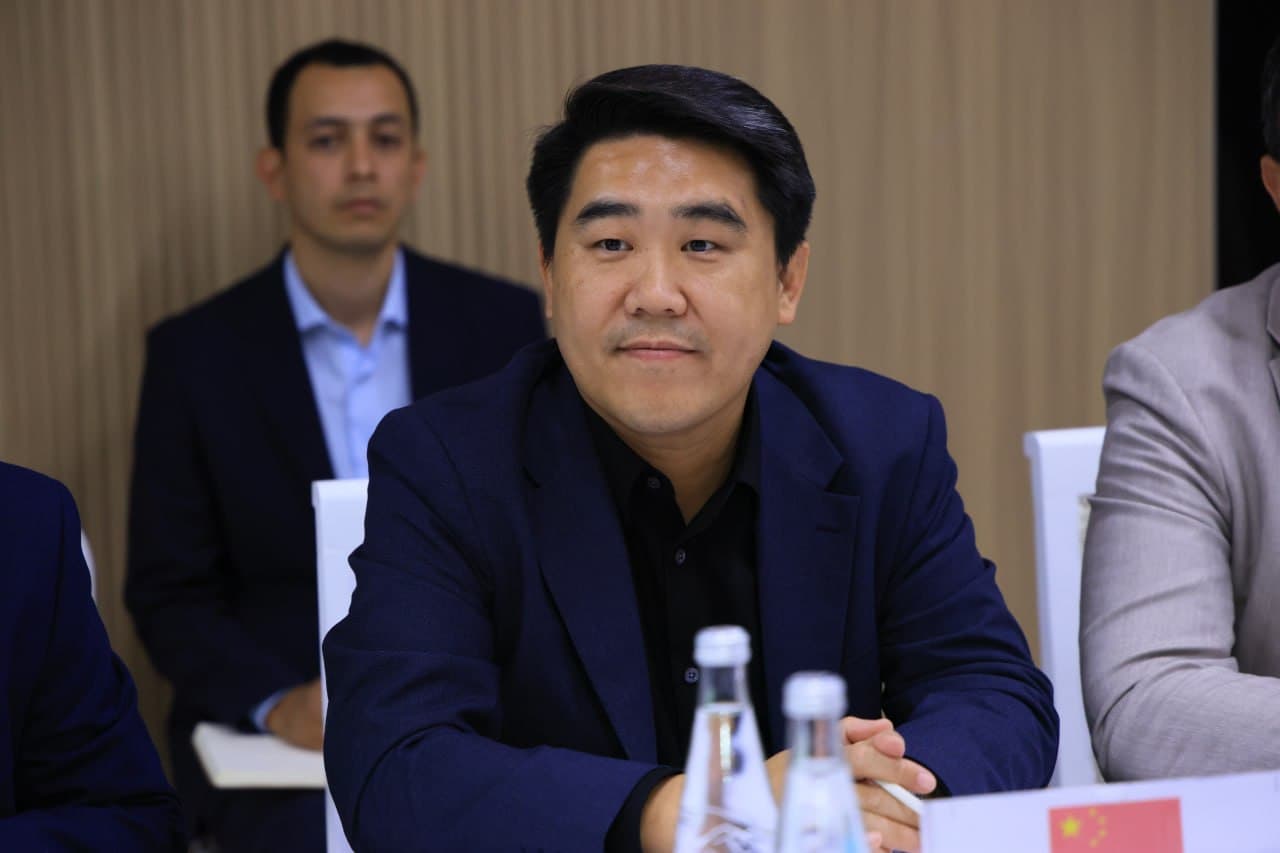 Viloyat hokimi Xayrullo Bozorov Xitoyning “Runking Automotive Group” kompaniyasi direktori Jeng Guochuan boshchiligidagi delegatsiya bilan uchrashdi