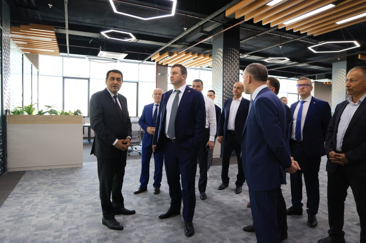 A delegation of officials and business representatives led by the Governor of the Omsk Region of the Russian Federation, Vitaly Khotsenko, familiarized themselves with the industrial and economic potential of the Fergana Region during their visit.