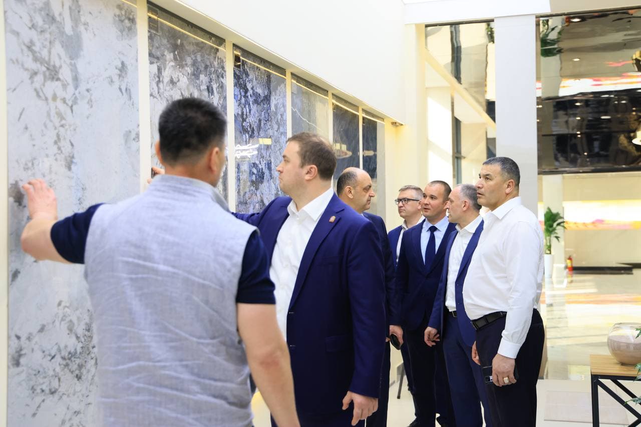 A delegation of officials and business representatives led by the Governor of the Omsk Region of the Russian Federation, Vitaly Khotsenko, familiarized themselves with the industrial and economic potential of the Fergana Region during their visit.