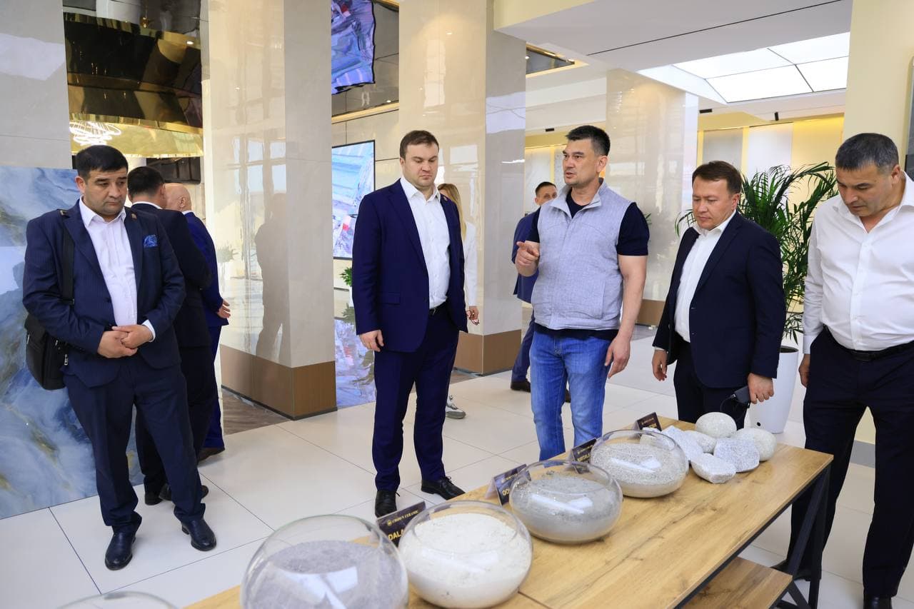 A delegation of officials and business representatives led by the Governor of the Omsk Region of the Russian Federation, Vitaly Khotsenko, familiarized themselves with the industrial and economic potential of the Fergana Region during their visit.