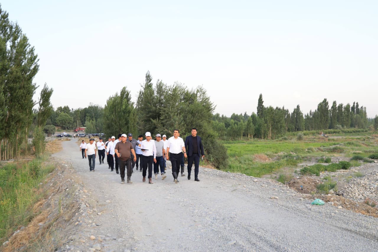 Regional Governor Khayrullo Bozorov reviewed major projects being implemented in Uchkuprik District in the fields of industry, tourism, and construction.