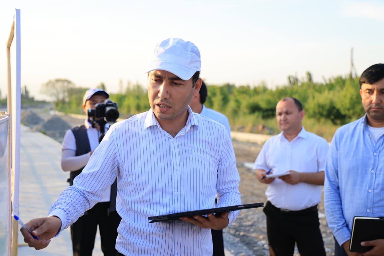 Regional Governor Khayrullo Bozorov reviewed major projects being implemented in Uchkuprik District in the fields of industry, tourism, and construction.