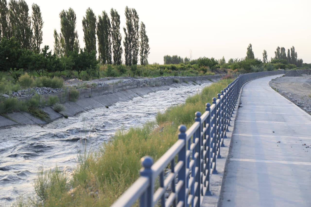 Regional Governor Khayrullo Bozorov reviewed major projects being implemented in Uchkuprik District in the fields of industry, tourism, and construction.