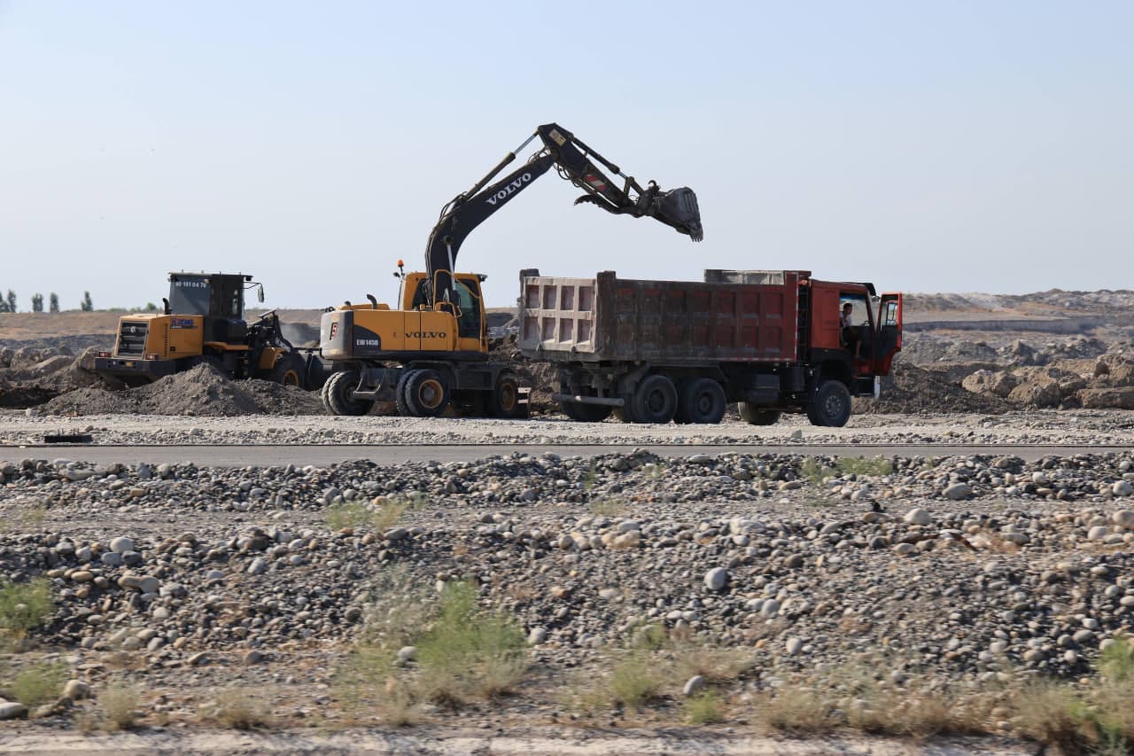 Regional Governor Khayrullo Bozorov reviewed major projects being implemented in Uchkuprik District in the fields of industry, tourism, and construction.