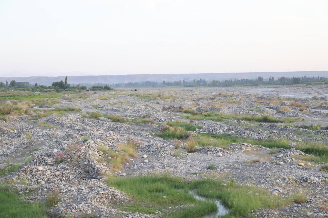 Regional Governor Khayrullo Bozorov reviewed major projects being implemented in Uchkuprik District in the fields of industry, tourism, and construction.