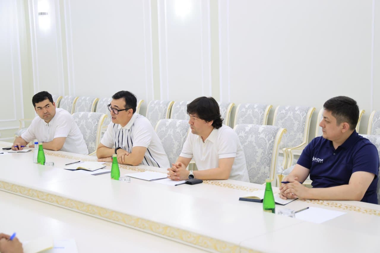 Viloyat hokimi Xayrullo Bozorov ADM Global kompaniyalar guruhi bosh direktori Daniyar Davletiyarov boshchiligidagi kompaniya vakillari bilan uchrashdi.