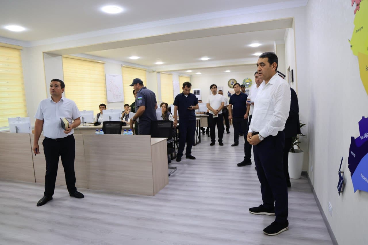 Viloyat hokimi Xayrullo Bozorov Farg‘ona shahridagi Raqamli monitoring markazi faoliyati bilan tanishdi