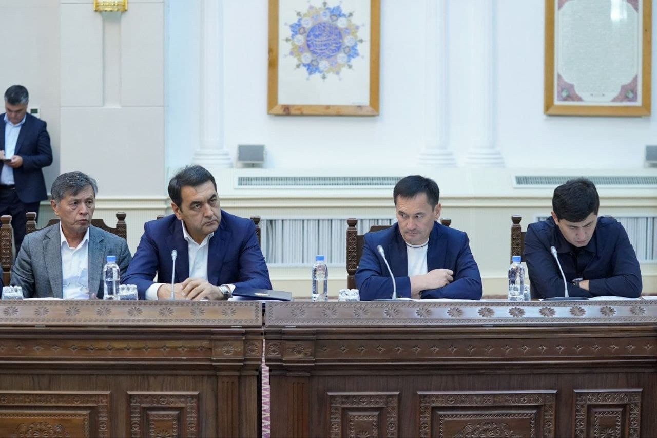 In Kabul, a delegation of the Republic of Uzbekistan led by Deputy Prime Minister Jamshid Khodjaev met with Afghanistan’s Deputy Prime Minister for Economic Affairs, Mullah Abdul Ghani Baradar.