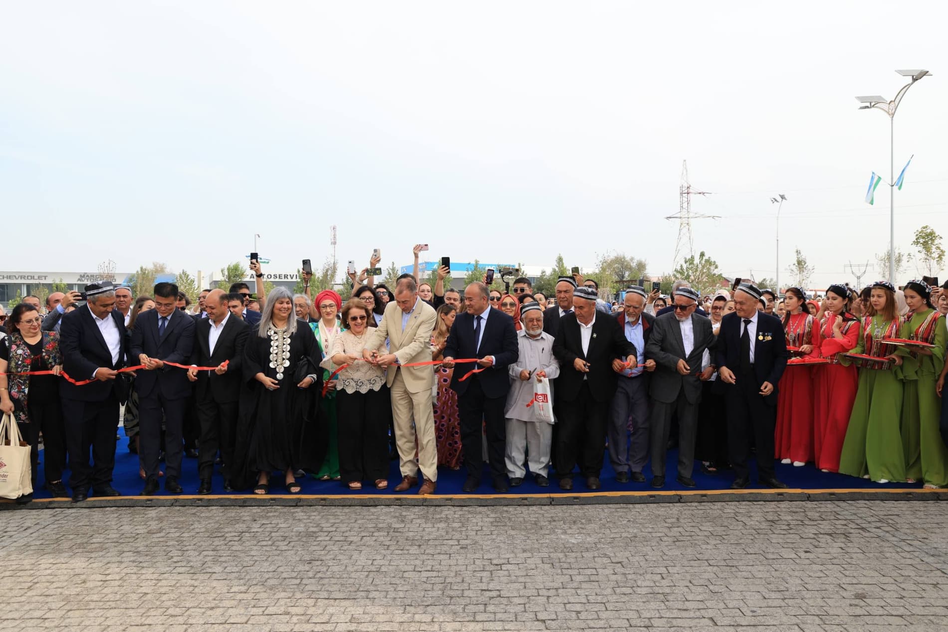 Farg‘ona yana bir katta shodiyona - "Atlas bayrami"ga mezbonlik qilmoqda