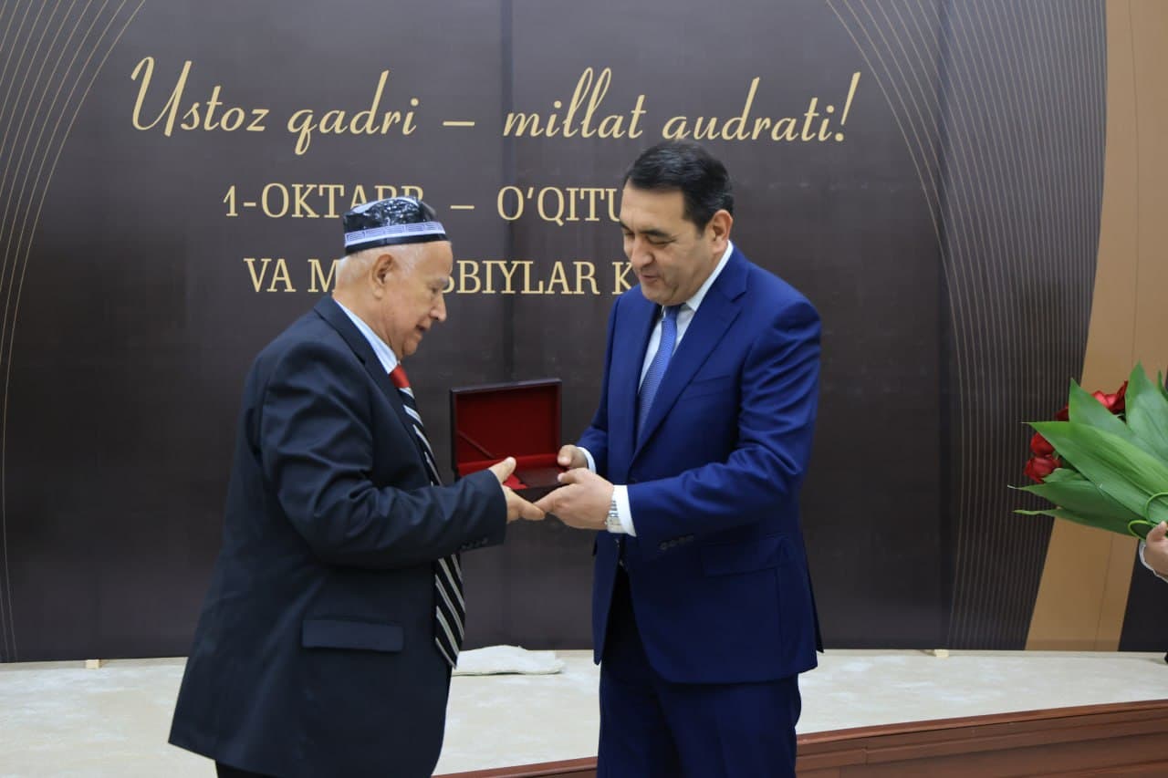 Farg‘onalik o‘qituvchi va murabbiylarga davlat mukofotlari topshirildi