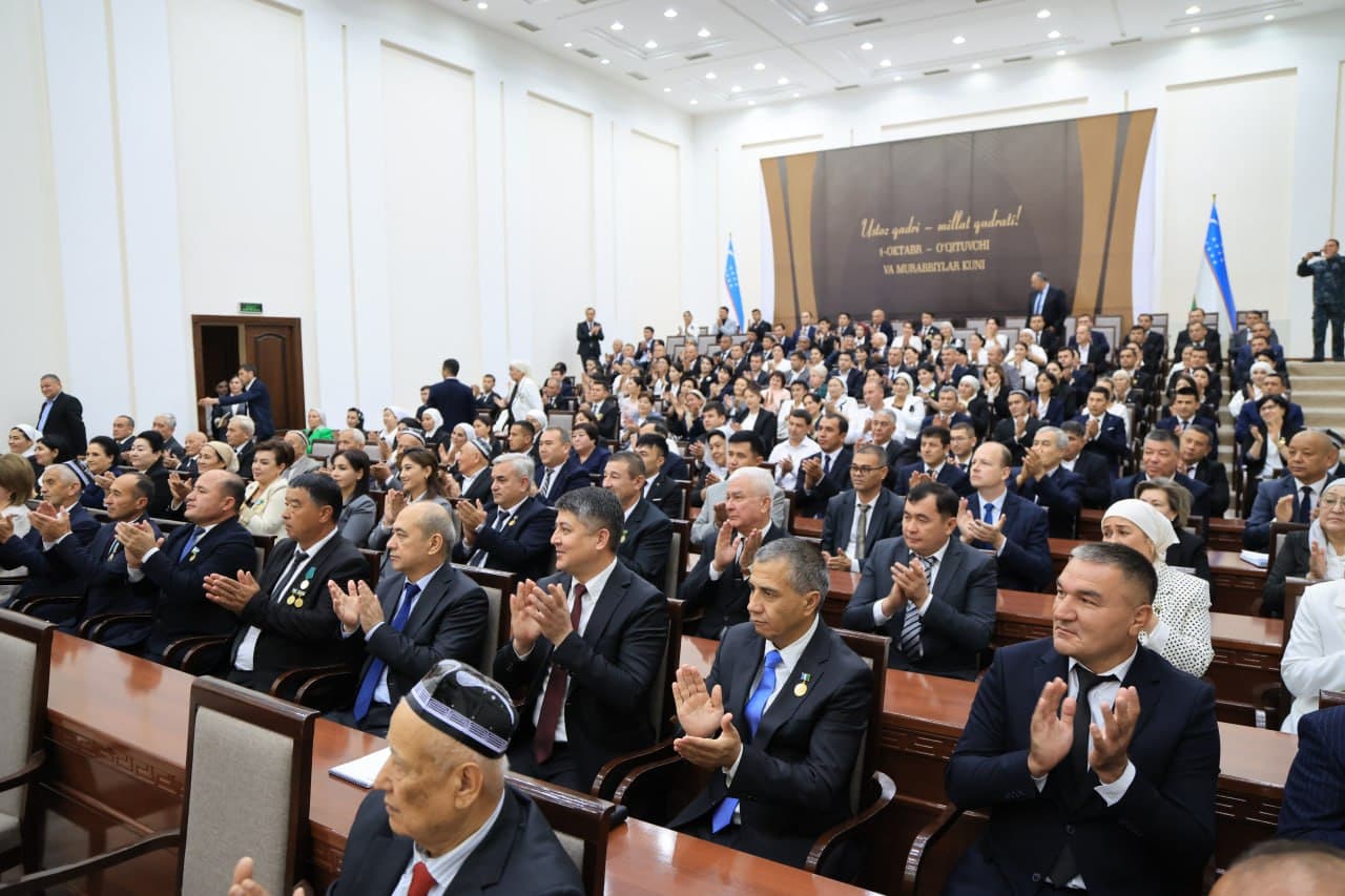 Farg‘onalik o‘qituvchi va murabbiylarga davlat mukofotlari topshirildi