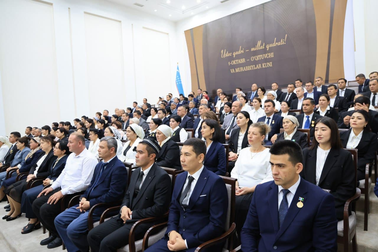 Farg‘onalik o‘qituvchi va murabbiylarga davlat mukofotlari topshirildi